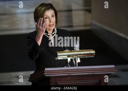 Ottobre 24, 2019, Washington, Distretto di Columbia, Stati Uniti d'America: Altoparlante della Camera dei rappresentanti degli Stati Uniti Nancy Pelosi (Democratico della California), parla durante un memoriale di servizio per la fine del rappresentante statunitense Elia Cummings (Democratico del Maryland) nella statuaria nazionale Hall presso l'U.S. Capitol. (Credito Immagine: © Al Drago/CNP via ZUMA filo) Foto Stock