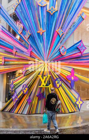 New Bond Street, Londra, Regno Unito. 24 ott 2019. Il rinnovato negozio Louis Vuitton ri si apre con una grande e colorata esplosione di stelle l'installazione su un angolo della parete esterna. Credito: Guy Bell/Alamy Live News Foto Stock