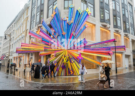 New Bond Street, Londra, Regno Unito. 24 ott 2019. Il rinnovato negozio Louis Vuitton ri si apre con una grande e colorata esplosione di stelle l'installazione su un angolo della parete esterna. Credito: Guy Bell/Alamy Live News Foto Stock