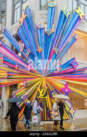 New Bond Street, Londra, Regno Unito. 24 ott 2019. Il rinnovato negozio Louis Vuitton ri si apre con una grande e colorata esplosione di stelle l'installazione su un angolo della parete esterna. Credito: Guy Bell/Alamy Live News Foto Stock
