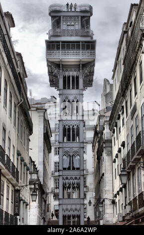 Lisbona, Portogallo - 23 Febbraio 2019: l'Elevador de Santa Justa anche chiamato Carmo Lift è un ascensore a Lisbona Foto Stock