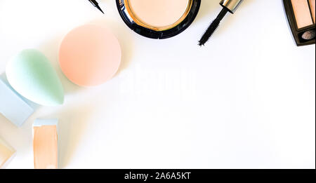 Un assortimento di spugne cosmetiche. Foto Stock