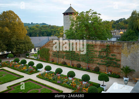 Aranciera di Weilburg castello con due rifilato dimensionale peri Foto Stock