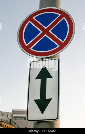 Traffico stradale segno - Arresto e parcheggio sono vietate. Banner sulla strada dello sfondo. Urbano, città. Foto Stock