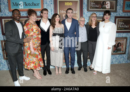 Ottobre 21, 2019, Los Angeles, CA, Stati Uniti d'America: LOS ANGELES - Ott 21: Rashad Edwards, Katie Kershaw, Owen Teague, Kathryn Hahn, Jackson bianco, Tom Perrotta, Helen Estabrook, Casey Wilson al ''Mrs Fletcher'' Premiere Screening all'Avalon Hollywood di Ottobre 21, 2019 a Los Angeles, CA (credito Immagine: © Kay Blake/ZUMA filo) Foto Stock