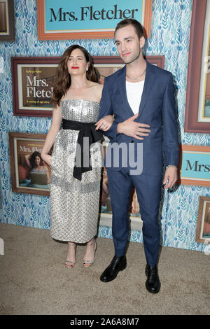 Ottobre 21, 2019, Los Angeles, CA, Stati Uniti d'America: LOS ANGELES - Ott 21: Kathryn Hahn, Jackson bianco al ''Mrs Fletcher'' Premiere Screening all'Avalon Hollywood di Ottobre 21, 2019 a Los Angeles, CA (credito Immagine: © Kay Blake/ZUMA filo) Foto Stock