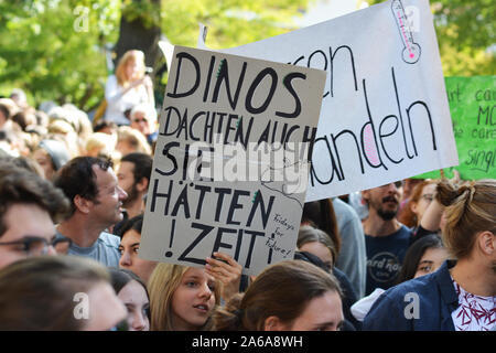 Heidelberg, Germania - Settembre 2019: segno di protesta dicendo di cartone 'Dinosaurs anche pensato che avevano più tempo" in tedesco durante il venerdì per il futuro Foto Stock