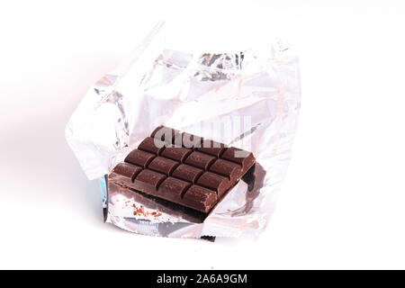 Dr Oetker cioccolato aprire ma non confezionato con involucro isolato su sfondo bianco con spazio di copia Foto Stock