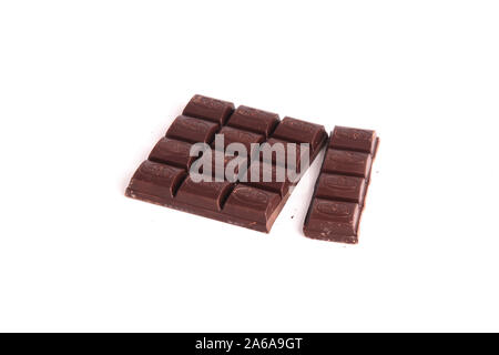 Pezzetti di cioccolato isolato su sfondo bianco con spazio di copia Foto Stock
