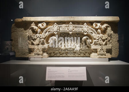 Prachin Buri, Tailandia - 26 agosto 2019: architrave arte Khmer in Thailandia 607-657 d.c. in Prachin Buri Museo Nazionale. Foto Stock