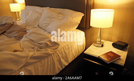 Camera in hotel di NYC, con Gideons la bibbia Foto Stock