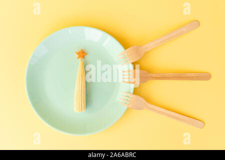 Commestibile divertente albero di Natale da bambino e il mais e la carota. Foto Stock