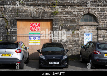 Cofiwch Dryweryn segno / graffiti dipinti su edificio nella cittadina gallese di Llandeilo Foto Stock