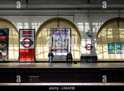 Fulham Brodway, Londra: 14 maggio 2019: persone attendere il treno sotterraneo nel Regno Unito. Londra del sistema è la più antica ferrovia sotterranea nel mondo, dating Foto Stock