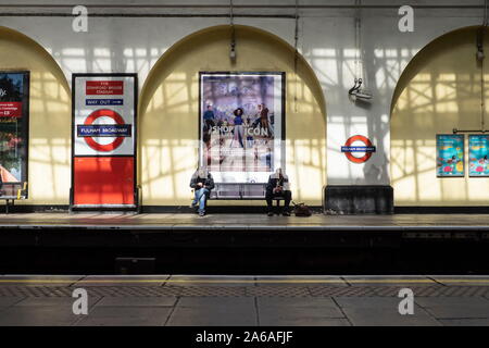 Fulham Brodway, Londra: 14 maggio 2019: persone attendere il treno sotterraneo nel Regno Unito. Londra del sistema è la più antica ferrovia sotterranea nel mondo, dating Foto Stock