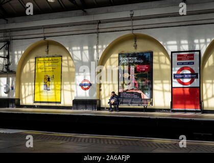 Fulham Brodway, Londra: 14 maggio 2019: persone attendere il treno sotterraneo nel Regno Unito. Londra del sistema è la più antica ferrovia sotterranea nel mondo, dating Foto Stock