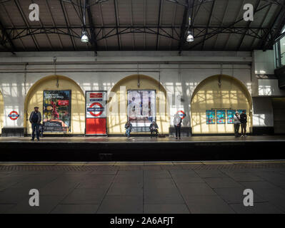 Fulham Brodway, Londra: 14 maggio 2019: persone attendere il treno sotterraneo nel Regno Unito. Londra del sistema è la più antica ferrovia sotterranea nel mondo, dating Foto Stock