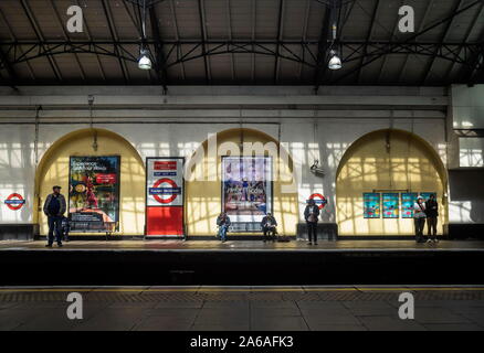 Fulham Brodway, Londra: 14 maggio 2019: persone attendere il treno sotterraneo nel Regno Unito. Londra del sistema è la più antica ferrovia sotterranea nel mondo, dating Foto Stock