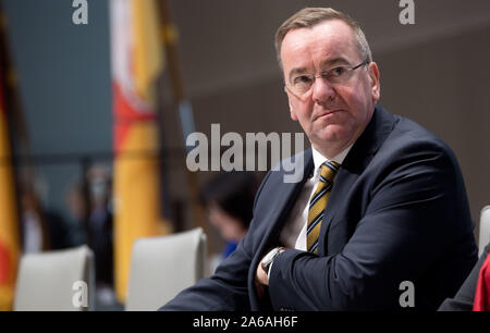 Hannover, Germania. 25 ott 2019. Boris Pistorius (SPD), il ministro degli Interni del Land della Bassa Sassonia, siede nel parlamento di stato. Gli argomenti trattati includono l'estremista di destra situazione di rischio e controlli nella sperimentazione animale nei laboratori. Credito: Julian Stratenschulte/dpa/Alamy Live News Foto Stock