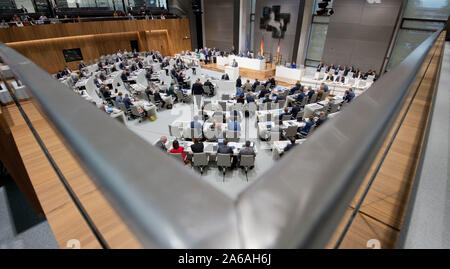 Hannover, Germania. 25 ott 2019. I deputati seduti nel Landtag durante la sessione di chiusura. Gli argomenti trattati includono l'estremista di destra situazione di rischio e controlli nella sperimentazione animale nei laboratori. Credito: Julian Stratenschulte/dpa/Alamy Live News Foto Stock