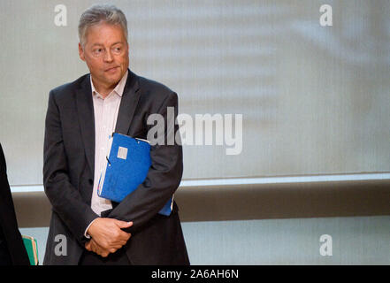 Hannover, Germania. 25 ott 2019. Bernhard Witthaut, Presidente dell'Ufficio per la protezione della costituzione del Land della Bassa Sassonia, sorge nella sala plenaria del Landtag. Credito: Julian Stratenschulte/dpa/Alamy Live News Foto Stock