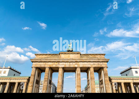 Basso angolo vista della Porta di Brandeburgo a Berlino in serata, Germania Foto Stock