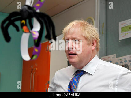 Il primo ministro Boris Johnson in i bambini ward come egli visite Milton Keynes Ospedale universitario nel Buckinghamshire, Gran Bretagna il 25 ottobre 2019. Foto Stock