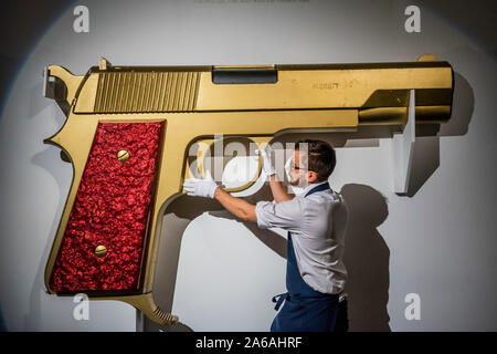 Londra, Regno Unito. 25 ott 2019. Il modello ampliato di "James Bond nuova pistola', disegnato da David Collins e Floris van den Broecke per Granada Publishing Ltd, 1977, est. £3,000-5.000 oro: il Midas touch riunire le opere di artisti e artigiani attraverso i millenni che sono stati incantati da oro e la sua potenza. La vendita , il 29 ottobre, comprenderà l'arte contemporanea, Russo opere d arte & Fabergé, design, mobili e arti decorative, Asian & arte indiana, scultura, vecchi maestri, manoscritti medievali, orologi e gioielli. - Da Sotheby's New Bond Street, Londra. Credito: Guy Bell/Alamy Live News Foto Stock