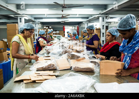 New Delhi, India - 10 settembre 2019: il gruppo delle donne indiane al lavoro dentro la fabbricazione di impianti industriali. Le donne sono una forza di aumento in indian e Foto Stock