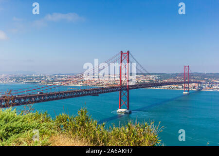 Xxv Aprile sospensione ponte sul fiume Tago a Lisbona, Portogallo Foto Stock