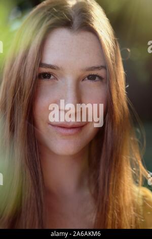 Ritratto di Redhead Giovane Donna sorridente in telecamera Foto Stock