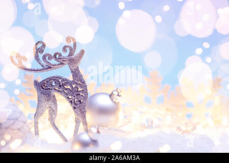 Natale cervo con decorazione su sfondo chiaro. Felice Anno Nuovo card. Foto Stock