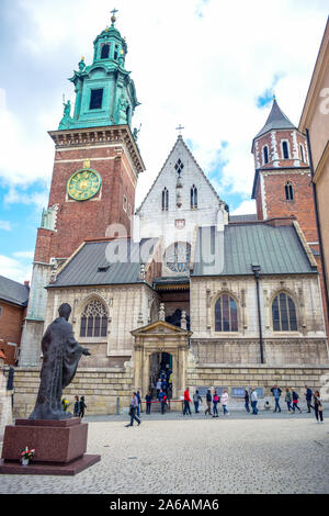 I turisti in visita alla Cattedrale di Wawel, una chiesa cattolica romana si trova dentro il Castello Reale di Wawel situato sul colle di Wawel a Cracovia, Polonia Foto Stock