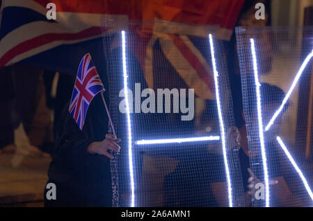 Manifestanti mascherati con bandiere britanniche formano una catena umana di fronte al consolato britannico di Hong Kong. Si invita il governo britannico a sostenere il dibattito sul secondo la cittadinanza della House of Lords per Hong Kong. Hong Kong, 23.10.2019 | Utilizzo di tutto il mondo Foto Stock