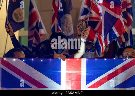 Manifestanti mascherati con bandiere britanniche formano una catena umana di fronte al consolato britannico di Hong Kong. Si invita il governo britannico a sostenere il dibattito sul secondo la cittadinanza della House of Lords per Hong Kong. Hong Kong, 23.10.2019 | Utilizzo di tutto il mondo Foto Stock