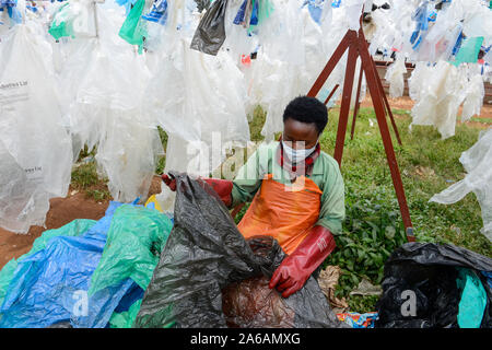 Il Ruanda, Kigali, riciclaggio di plastica presso la società ecoplastics lavoratore, pulito e asciutto le lamine di plastica prima della trasformazione in un granulato che viene utilizzato per i nuovi prodotti in plastica - divieto di plastica Foto Stock