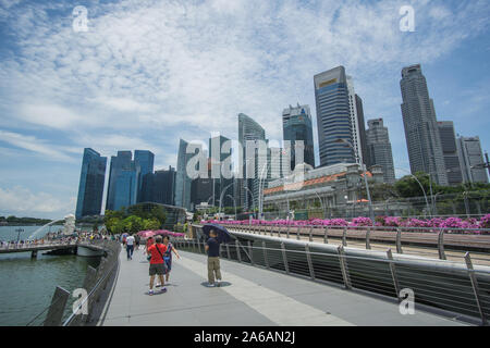 Persone camminare in una bella giornata presso il Marina Bay a Singapore,questo iconico luogo brucia la tua mente con i suoi monumenti più famosi. Foto Stock