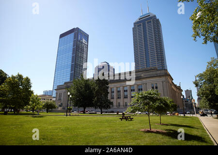 Guardando verso il birch bayh edificio federale noi courthouse, torre di salesforce e regioni torre indianapolis city centre indiana USA Foto Stock