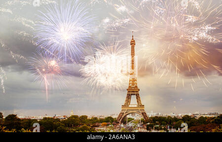 Fuochi d'artificio su torre Eiffel Anno Nuovo destinazione Foto Stock