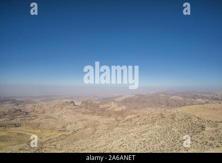 Vista panoramica di Petra national park in Giordania , piena di montagne e di rocce. Foto Stock