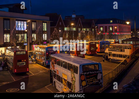 La stazione di autobus,natale,illuminazioni,Canterbury,Kent,Inghilterra Foto Stock