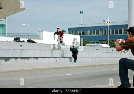 Professional American guidatore di skateboard Leo Romero imposta per il suo trucco durante una sessione di skateboard nella città francese di Le Havre in estate di 2005. Foto Stock