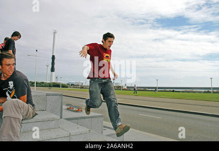 Professional American guidatore di skateboard Leo Romero durante una sessione di skateboard nella città francese di Le Havre in estate di 2005. Foto Stock