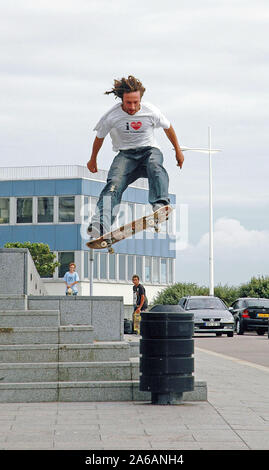 Sessione di skateboard nella città francese di Le Havre in estate di 2005. Foto Stock