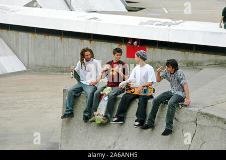 Professional American guidatore di skateboard Leo Romero (t-shirt rossa) chiacchierando durante una sessione di skateboard nella città francese di Le Havre in estate di 2005. Foto Stock