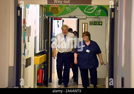 Il primo ministro Boris Johnson parla di infermiere capo Nicola Burns-Muir presso i bambini ward come egli visite Milton Keynes Ospedale universitario nel Buckinghamshire, Gran Bretagna il 25 ottobre 2019. Foto Stock