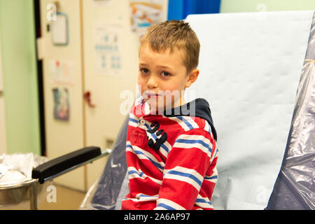 Un ragazzino con ADHD, autismo, sindrome di Aspergers visiti il Colchester ospedale dopo la rottura di una gamba a giocare all'aperto presso il parco, NHS healthcare Foto Stock