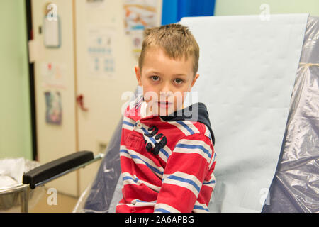 Un ragazzino con ADHD, autismo, sindrome di Aspergers visiti il Colchester ospedale dopo la rottura di una gamba a giocare all'aperto presso il parco, NHS healthcare Foto Stock