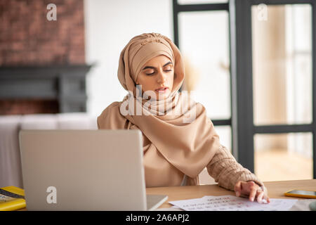 Ragazza giovane abbattimento perplesso mentre la pianificazione Foto Stock