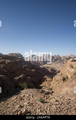 Vista panoramica di Petra national park in Giordania , piena di montagne e di rocce. Foto Stock